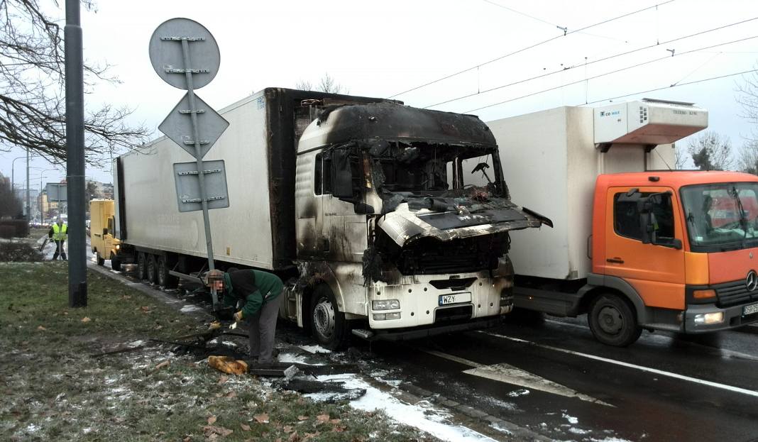 2014 12 Pozar ciezarowki