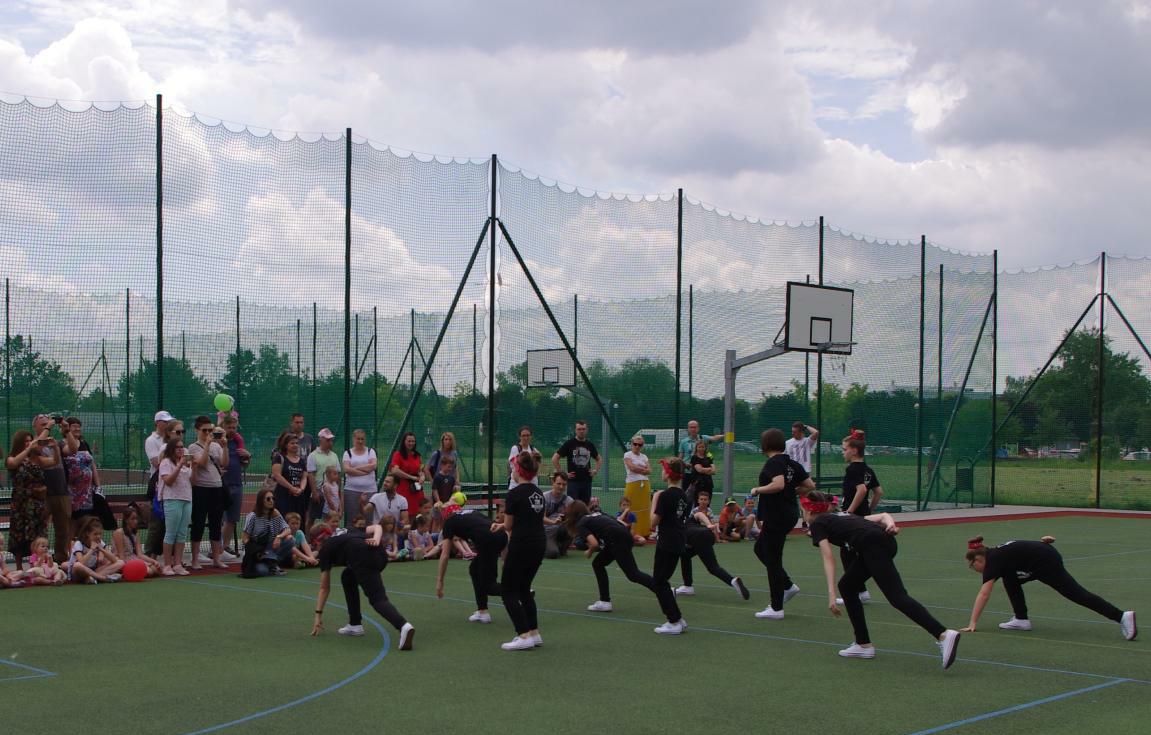 Wystep zespolu tanecznego crop