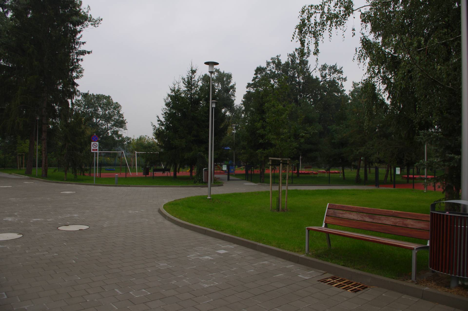widok na plac zabaw