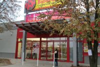 Otwarcie sklepu Borowska 114. W tym miejscu - wg koncepcji inwestora - miał powstać wielopiętrowy blok z usługami na parterze.